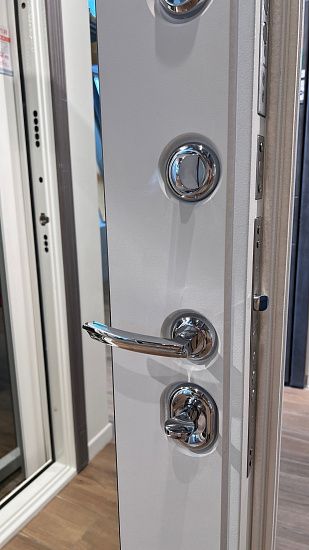 Входная дверь  